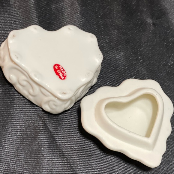 VINTAGE Porcelian Heart Shaped Trinket Box with pink roses on lid made in China - Picture 7 of 9